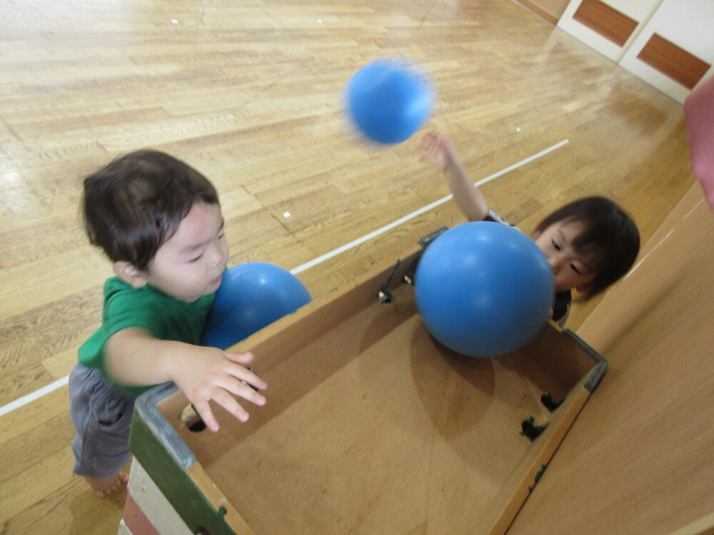 遊戯室で遊んでいる様子 (3)