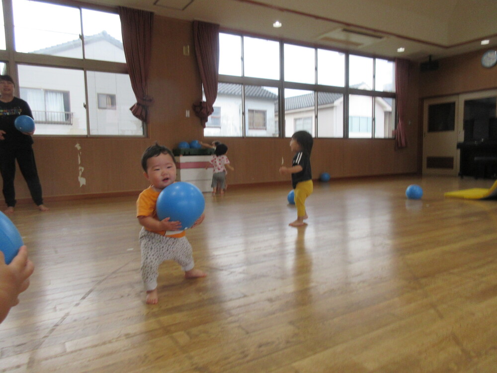 遊戯室で遊んでいる様子 (4)
