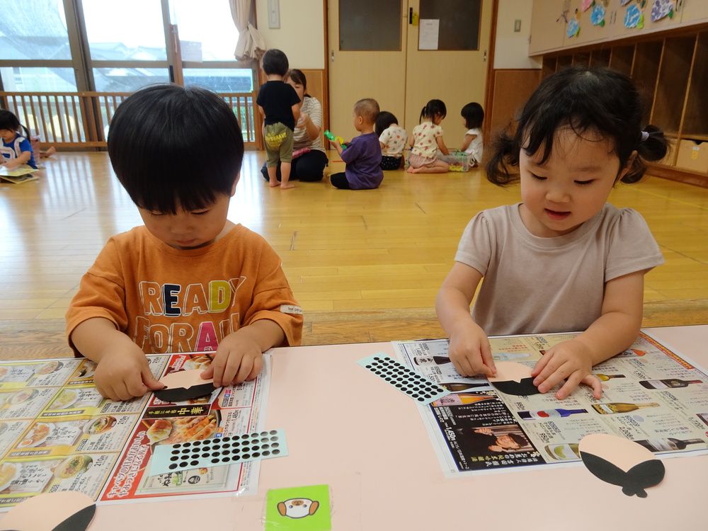 七夕の製作をしている様子 (1)