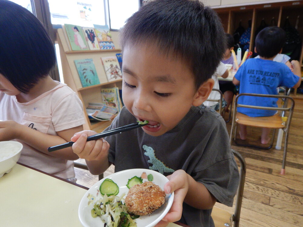 きゅうりを食べている様子 (1)