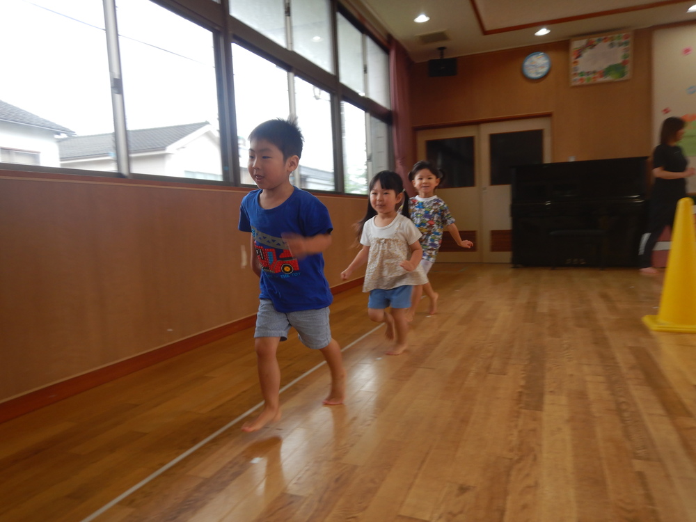 マラソンをしている子どもたち