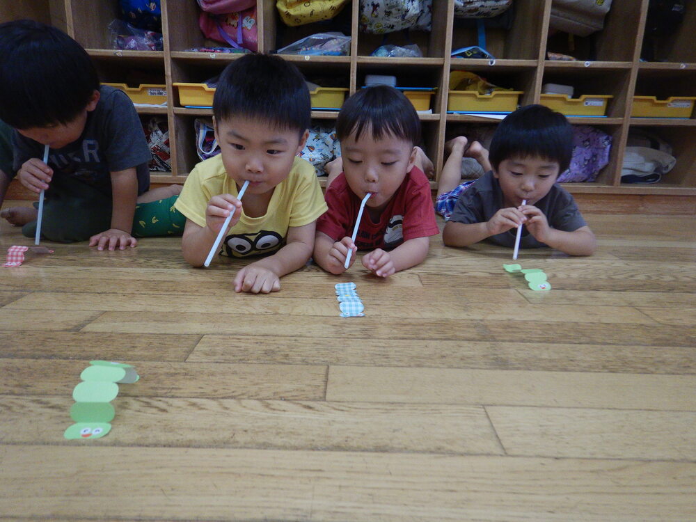 折り紙遊びをしている子どもたち (2)