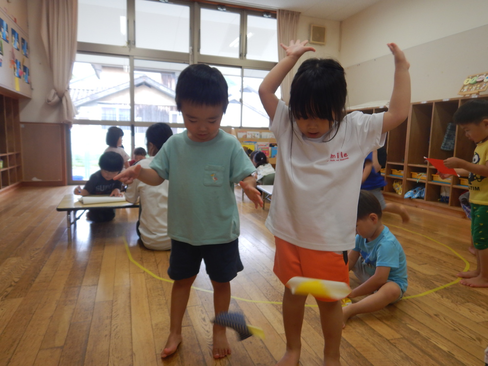 折り紙遊びをしている子どもたち (3)