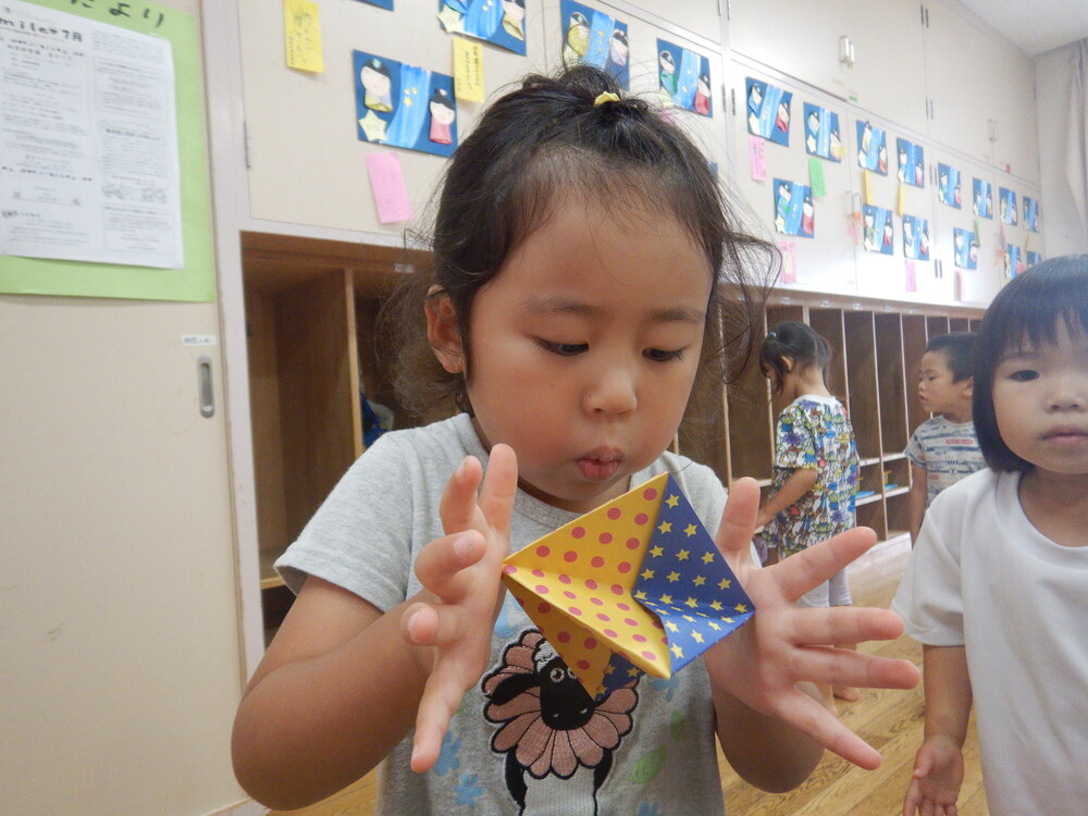 折り紙遊びをしている子どもたち (4)