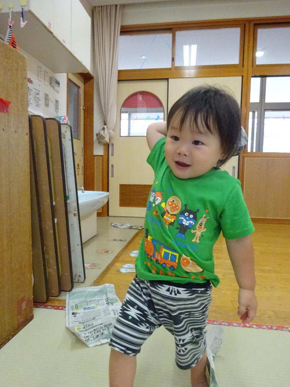 新聞紙遊びをする様子 (1)