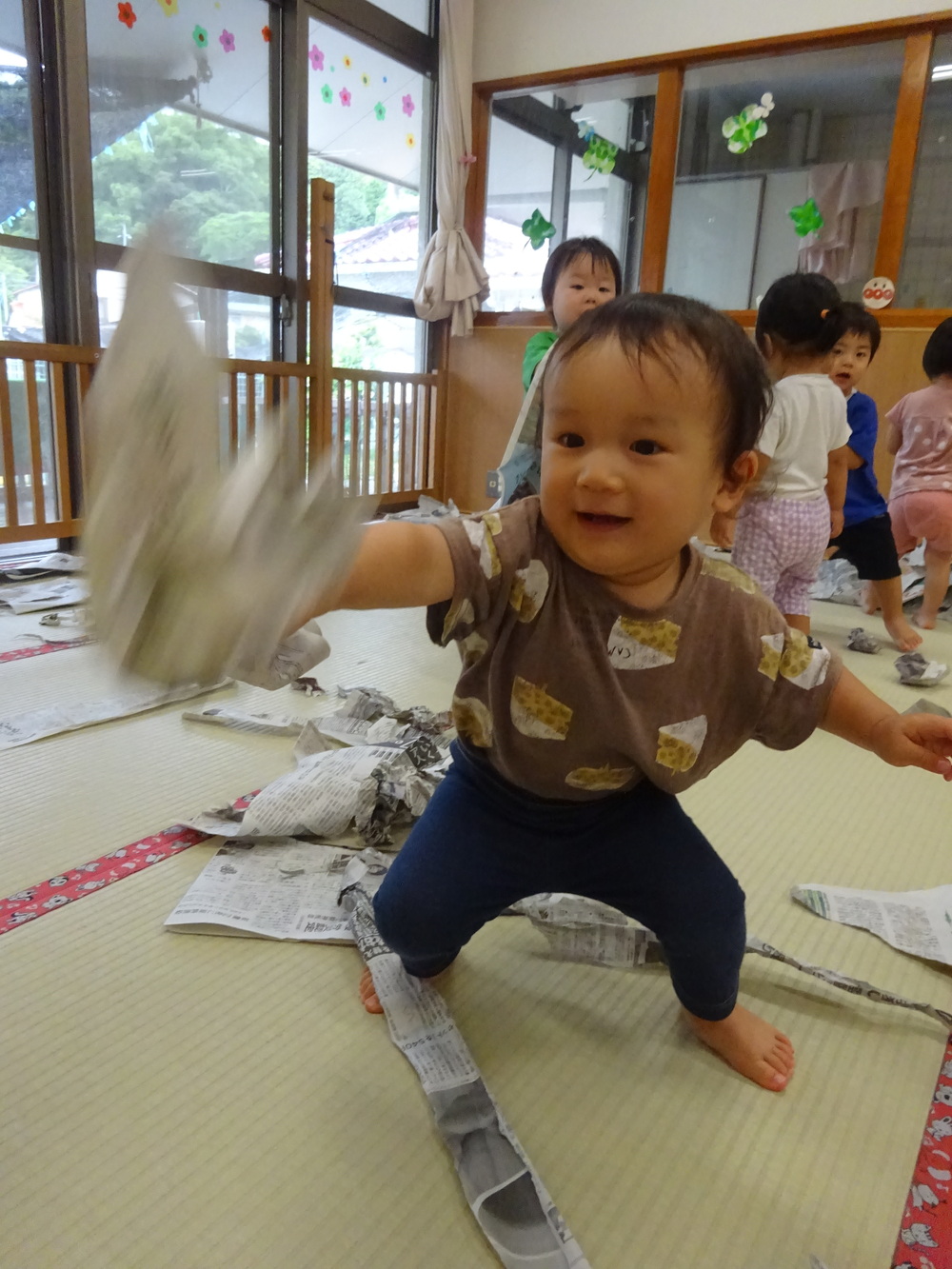 新聞紙遊びをする様子 (2)