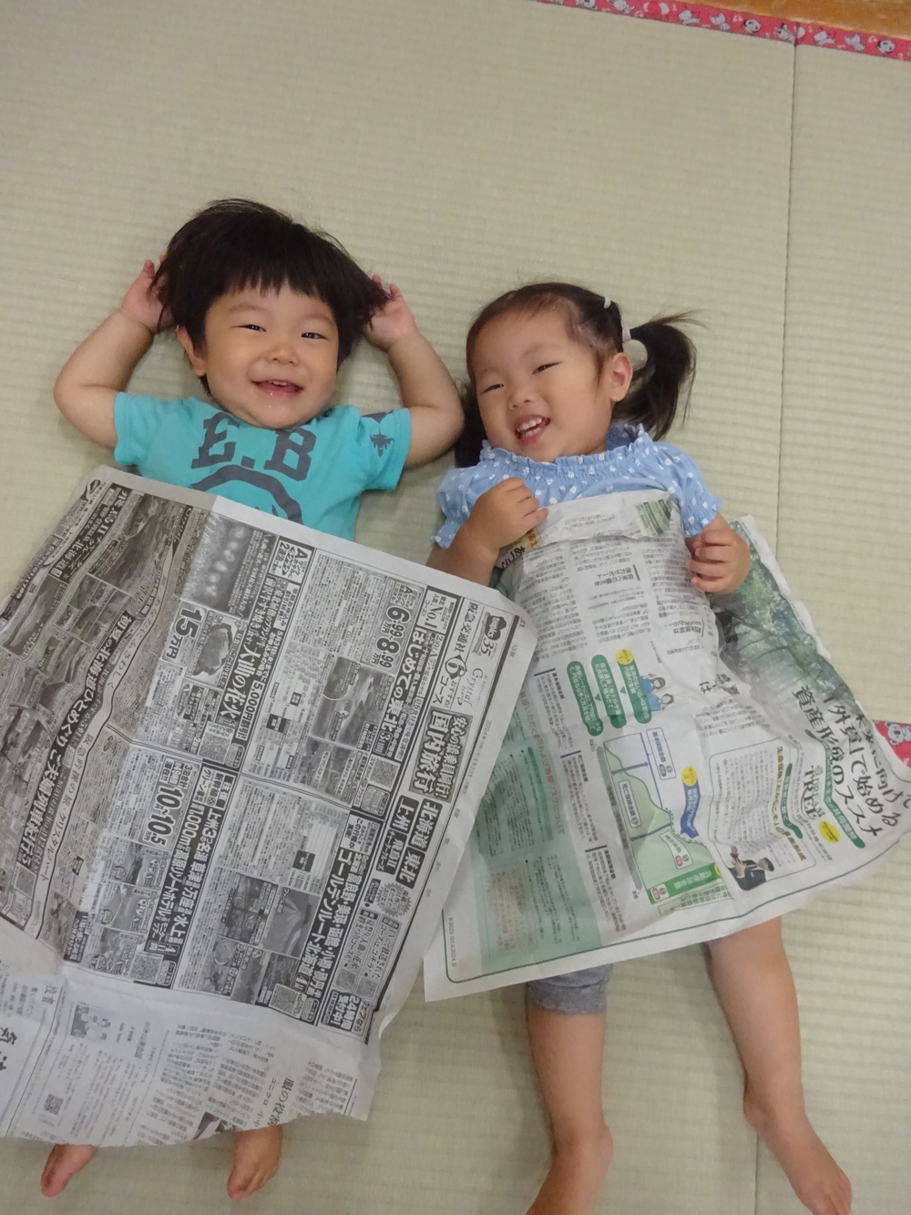 新聞紙遊びをする様子 (4)