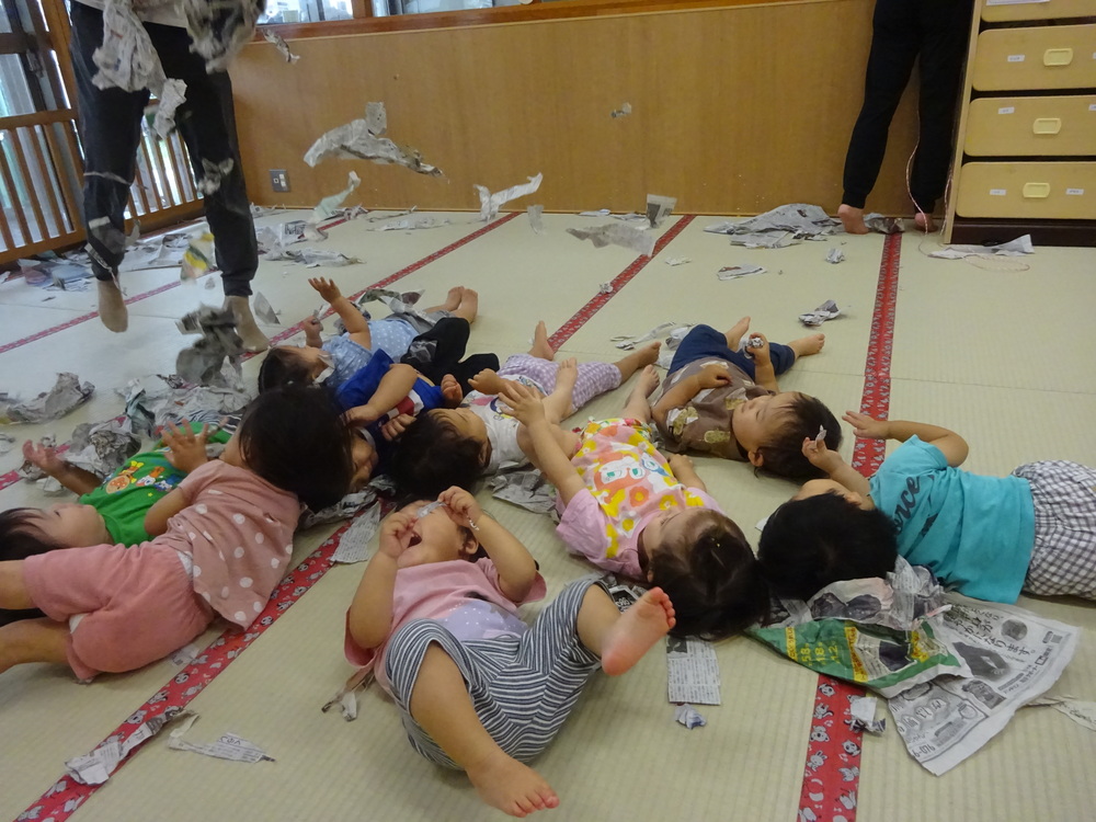 新聞紙遊びをする様子 (3)