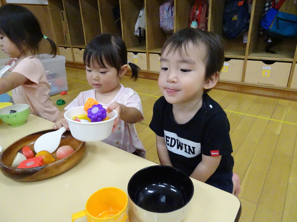 おままごとをする子ども