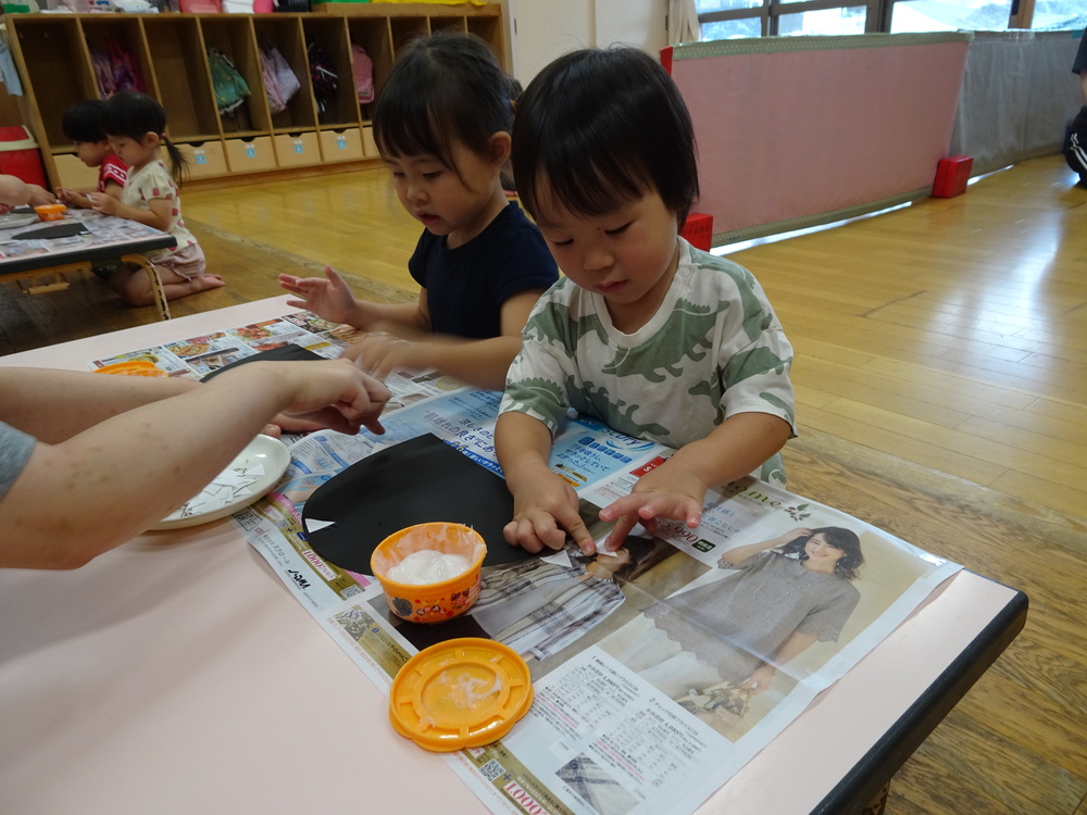 製作をする子ども (2)