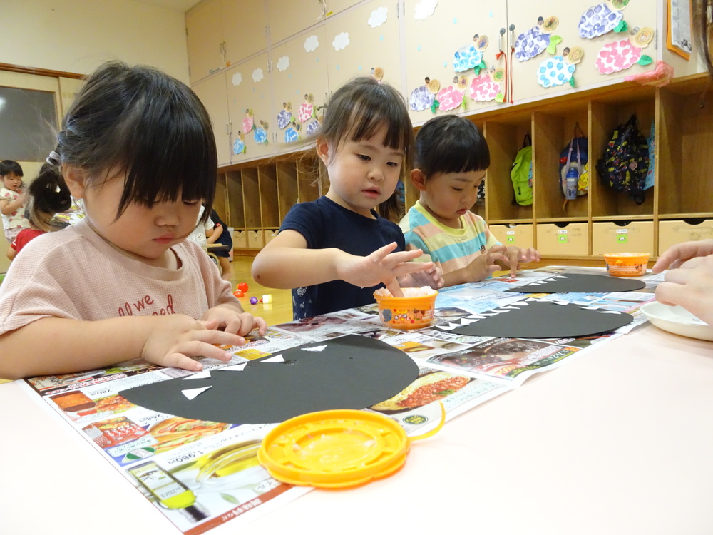 製作をする子ども (4)