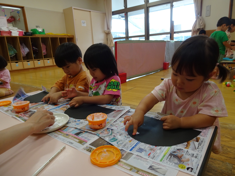 製作をする子ども (5)