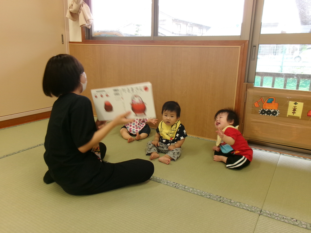 絵本を見る子ども