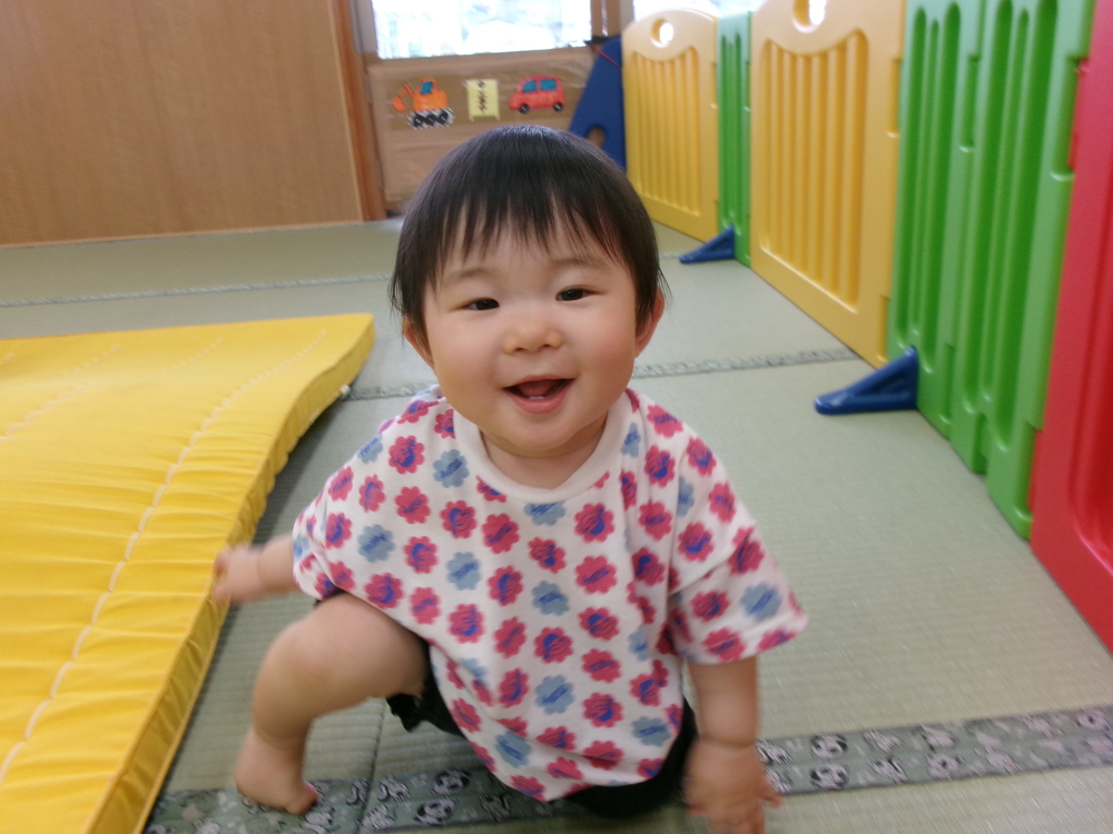立ち上がろうとしている子ども
