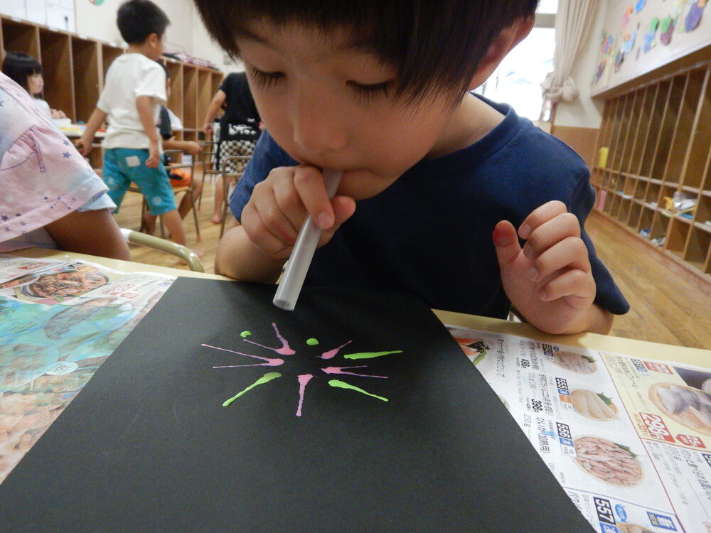 吹き絵をしている様子 (3)