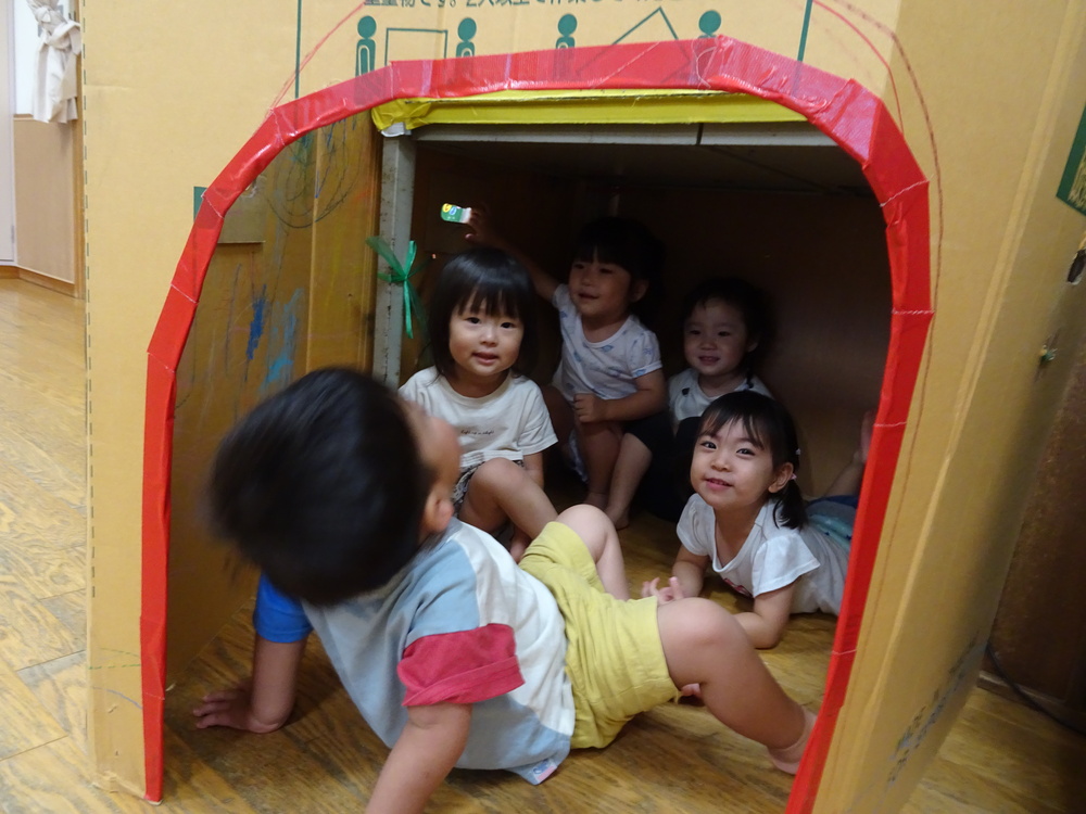 室内遊びを楽しむ子ども (1)