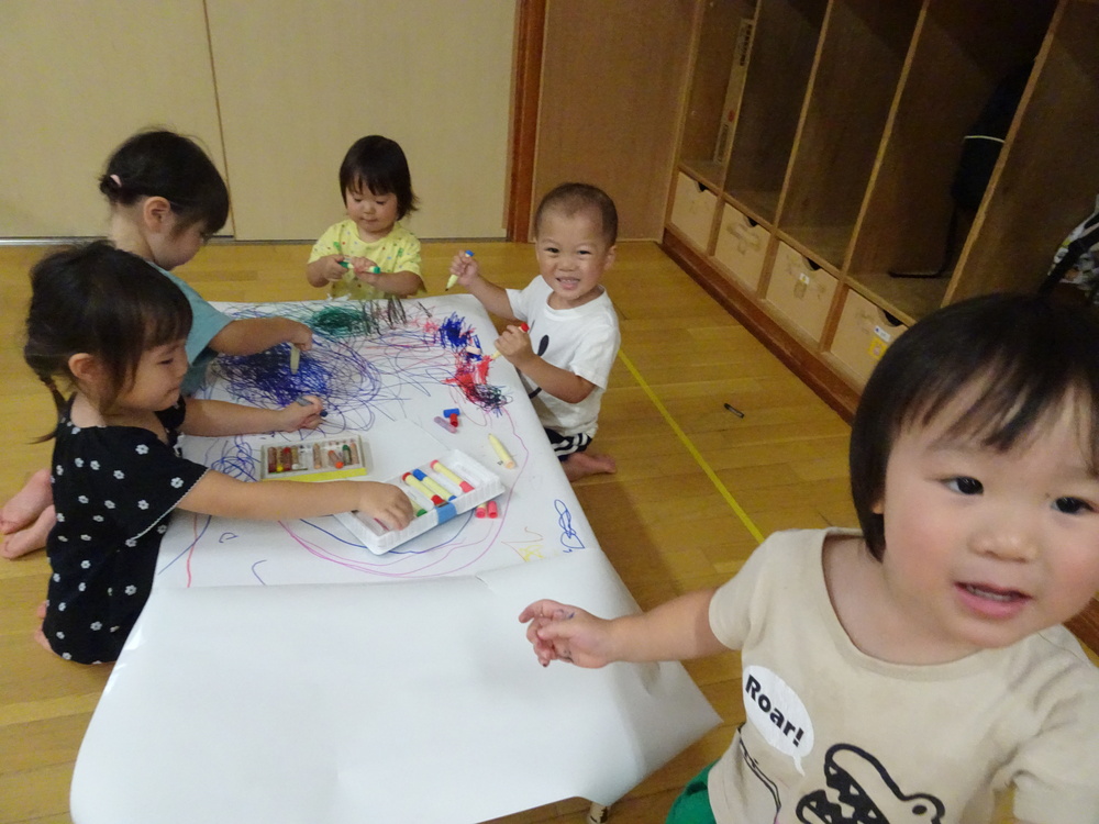 室内遊びを楽しむ子ども (2)