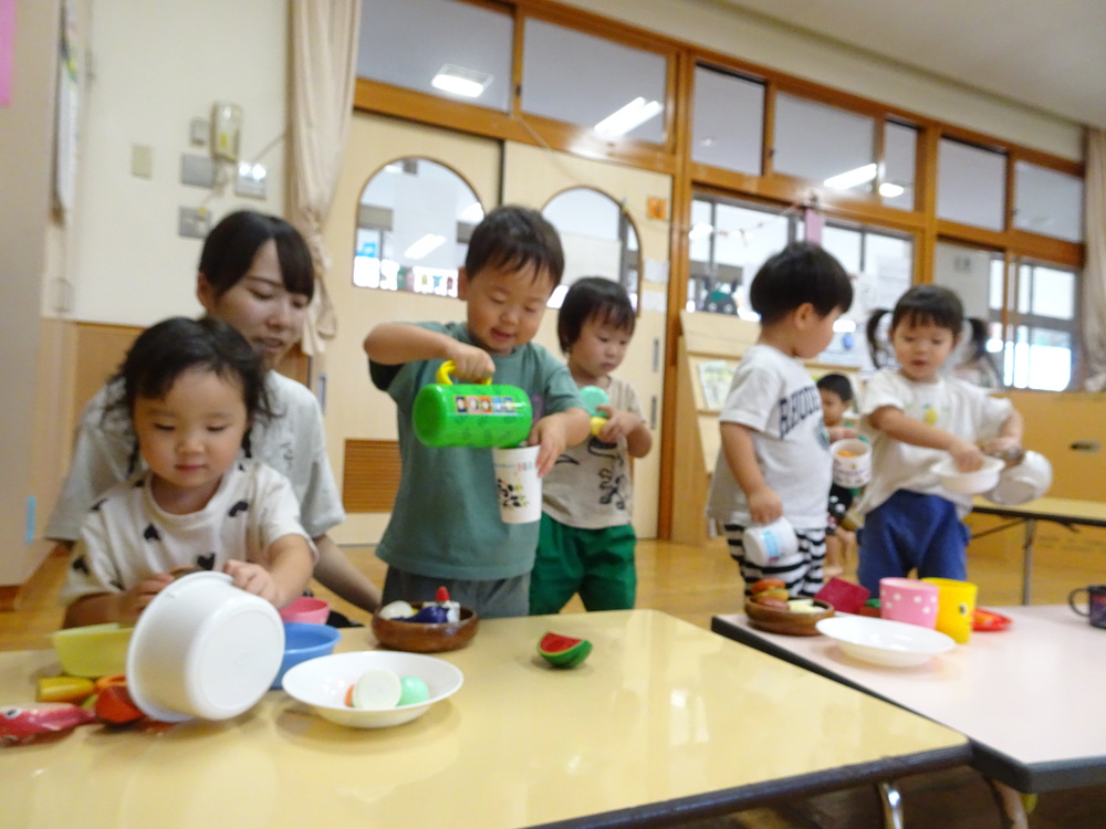 室内遊びを楽しむ子ども (3)