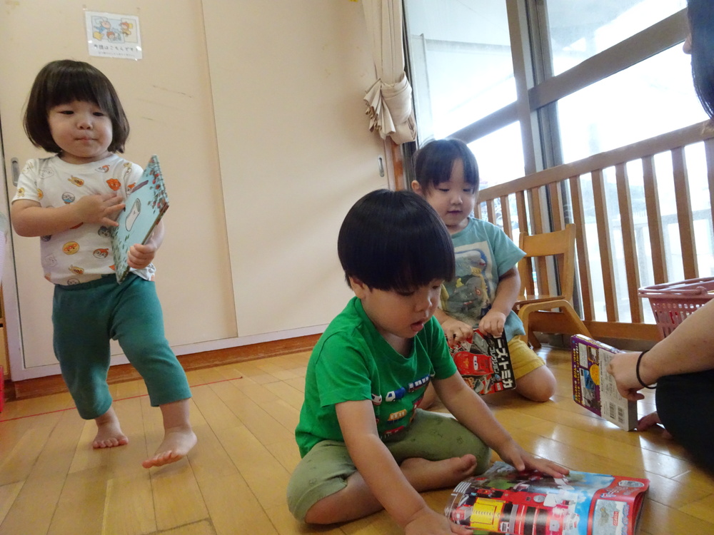 室内遊びを楽しむ子ども (4)