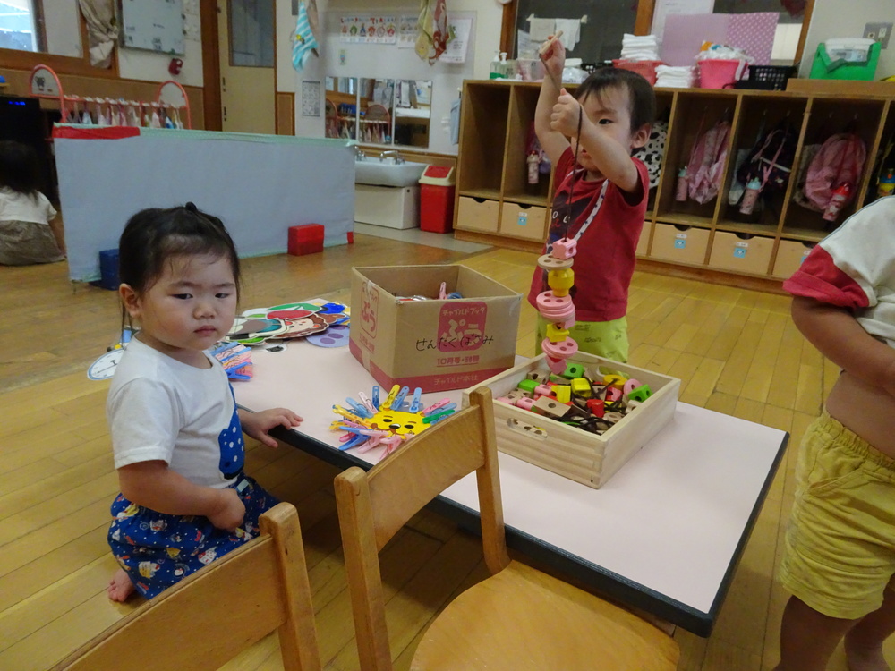 室内遊びを楽しむ子ども (5)