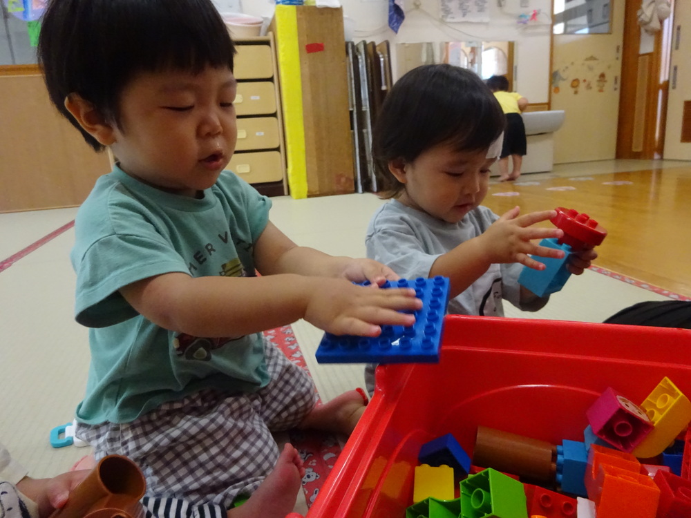 ブロックで遊ぶ様子
