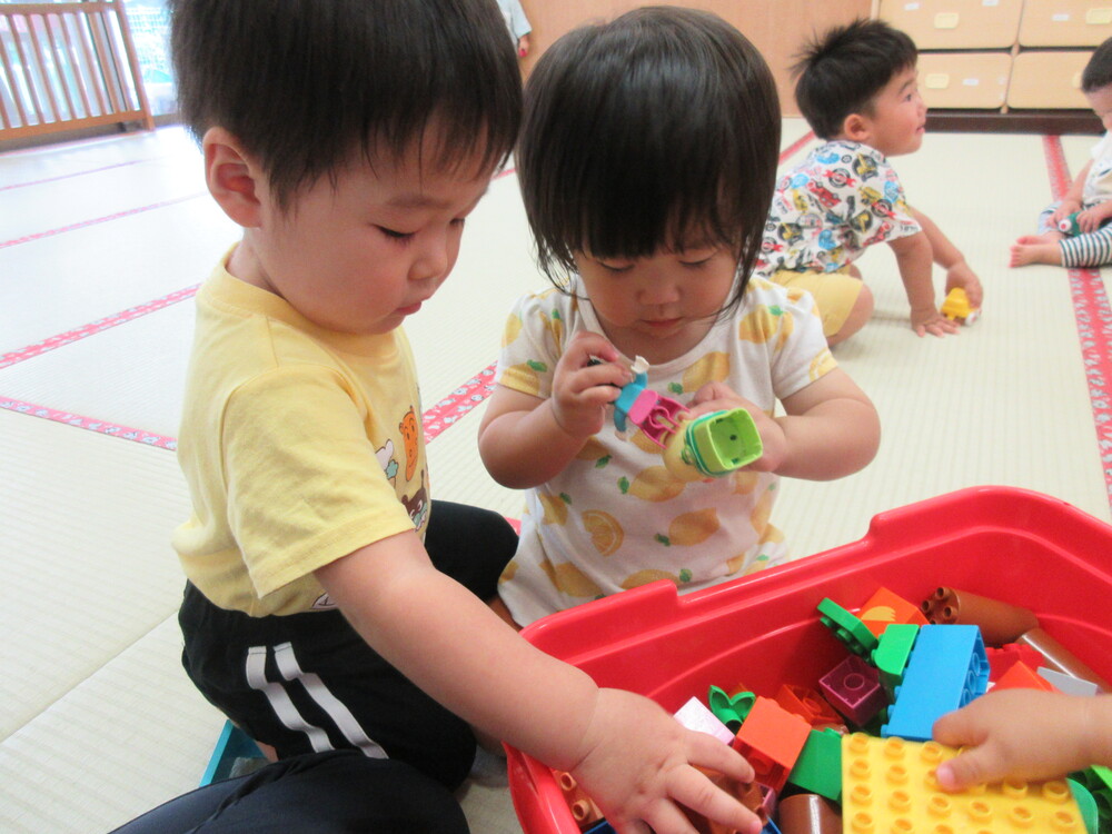 ブロックで遊んでいる様子