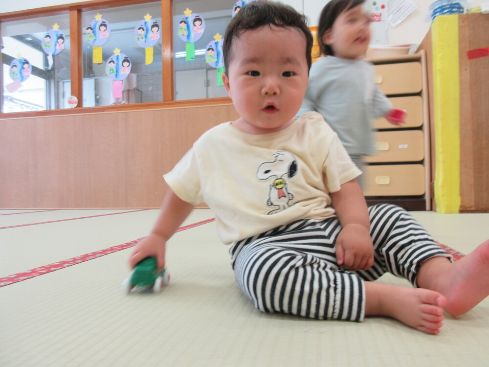車で遊んでいる様子