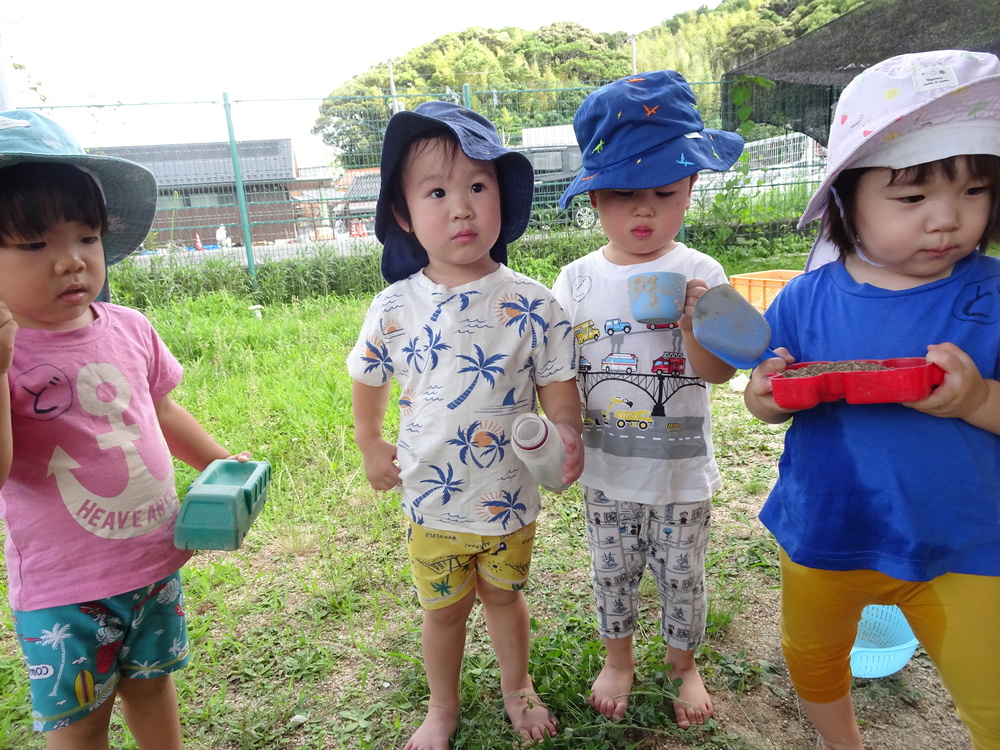 泥んこ遊びをする子ども