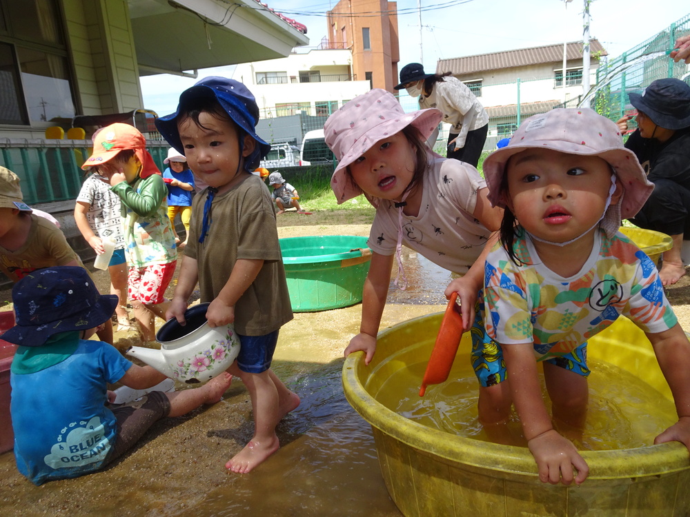 泥んこ遊びをする子ども (2)