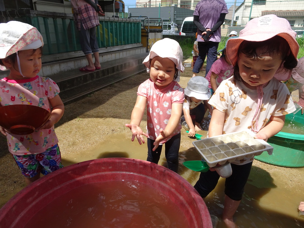 泥んこ遊びをする子ども (3)