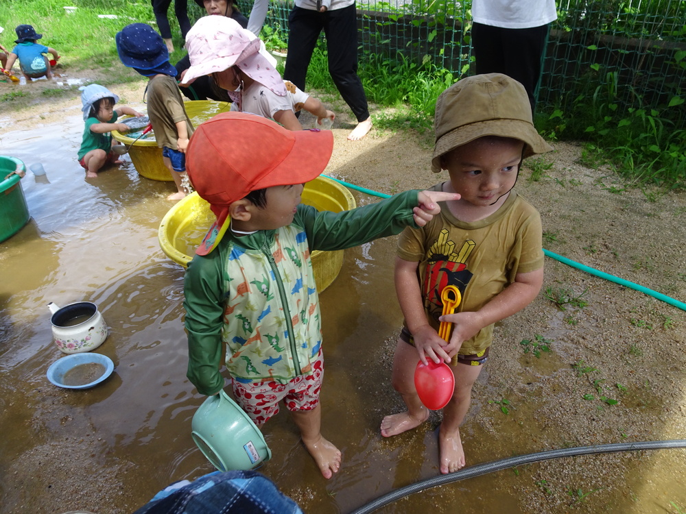 泥んこ遊びをする子ども (4)