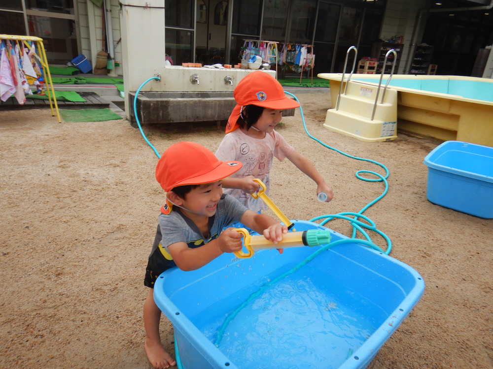 水遊びをする子ども