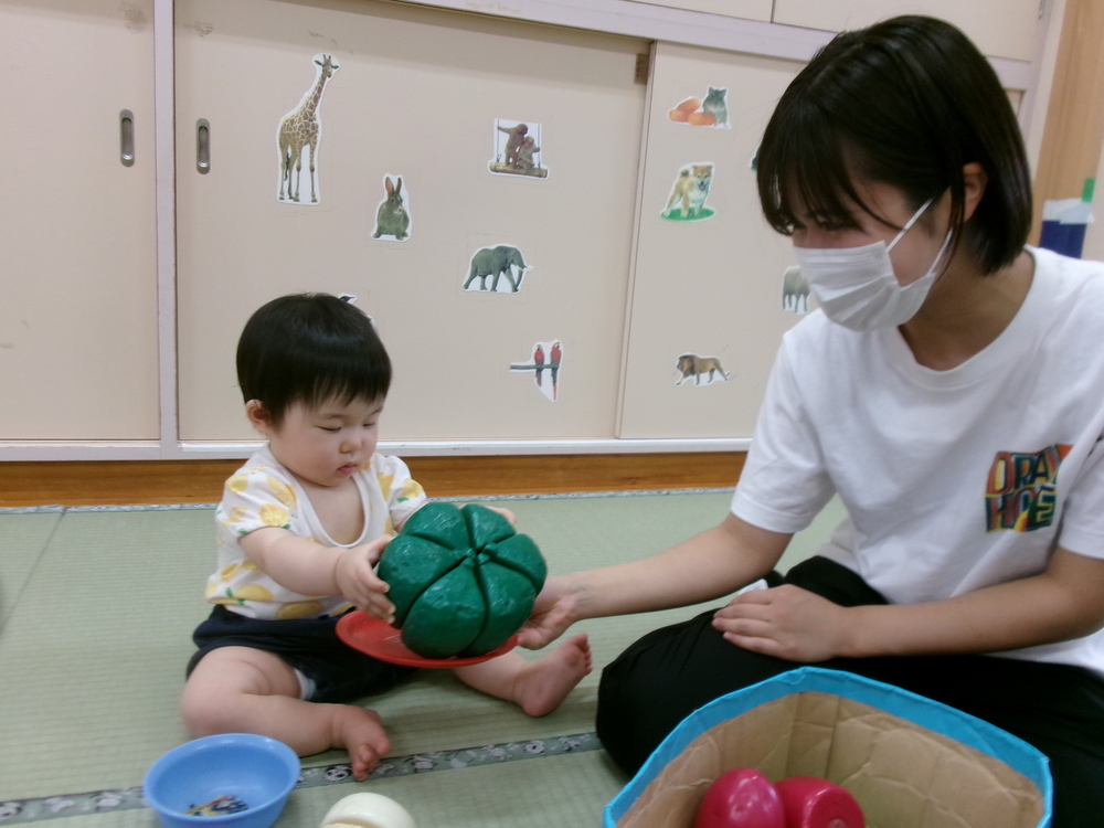 かぼちゃを触る