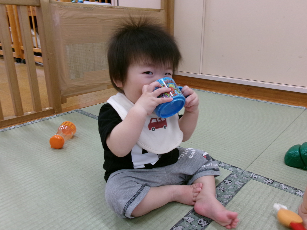 コップ飲みをする
