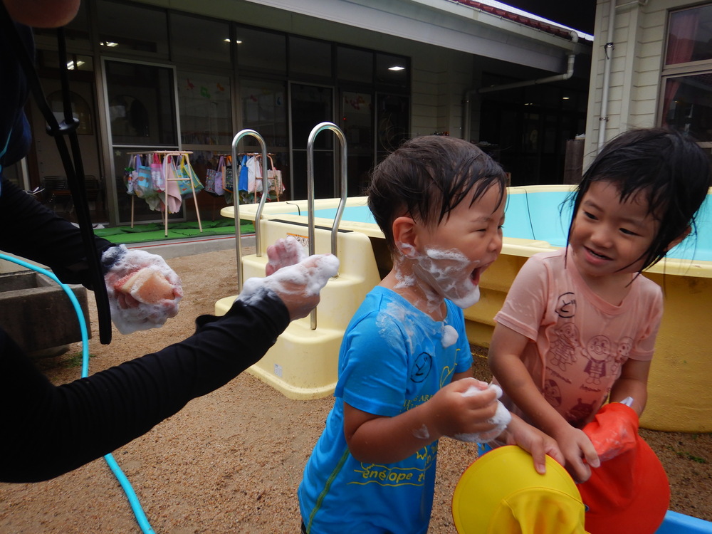 水遊びをする男の子