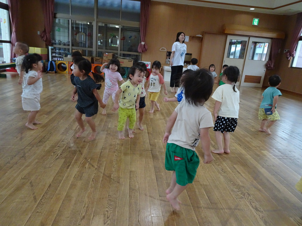遊戯室で遊んでいる様子 (3)