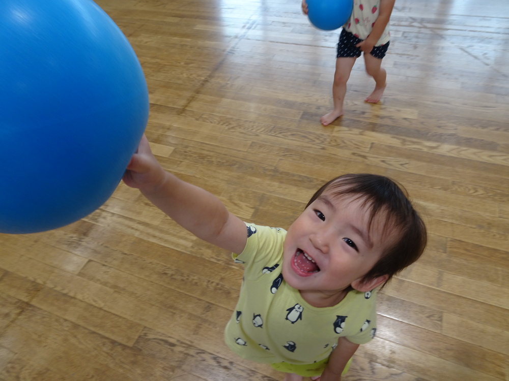 遊戯室で遊んでいる様子 (5)