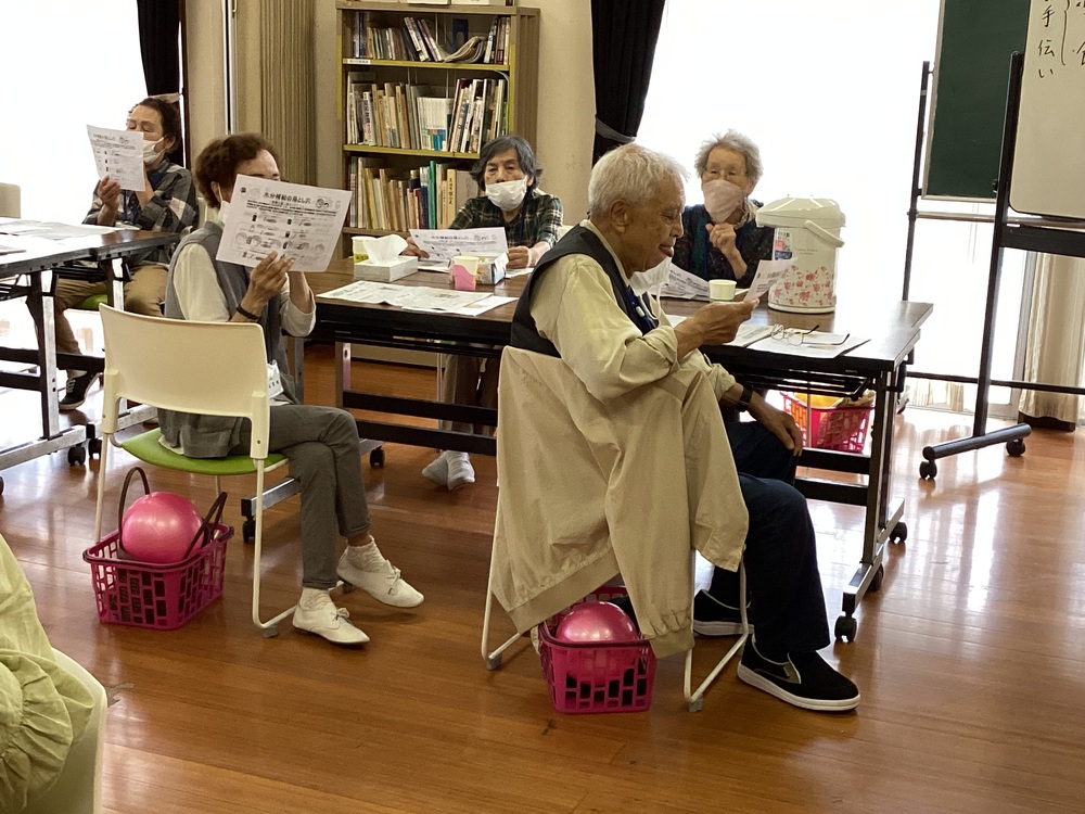 説明を聞く参加者
