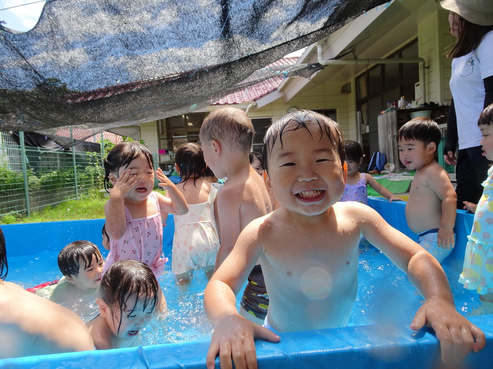 プールを楽しむ子ども (2)
