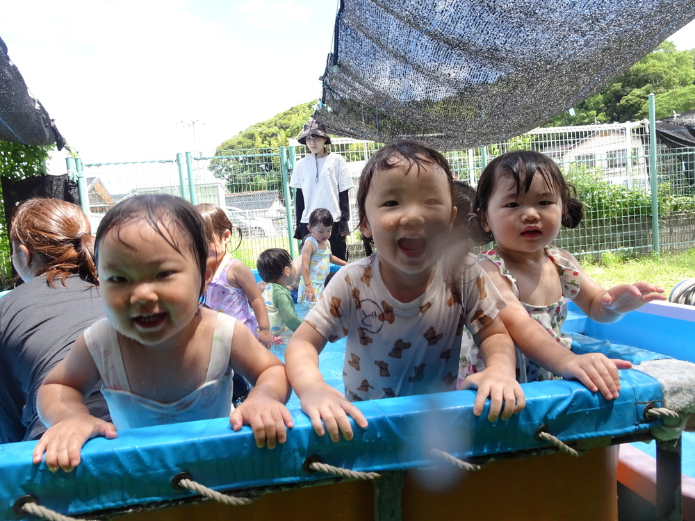 プールを楽しむ子ども (3)