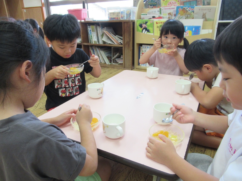 ゼリーを食べる