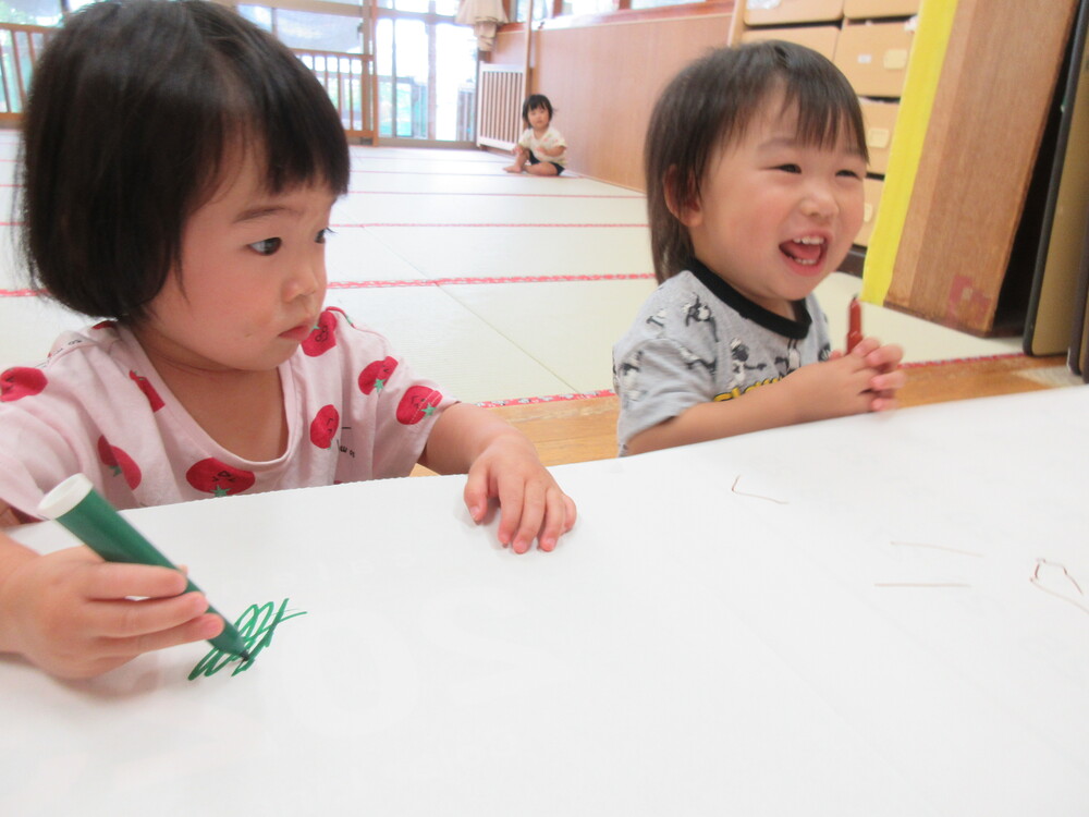 お絵かきをしている様子