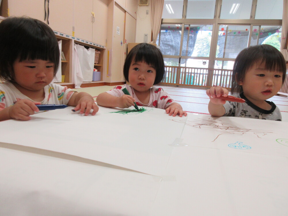 お絵かきをしている様子