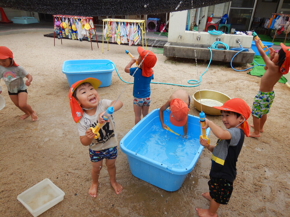 水鉄砲で遊ぶ