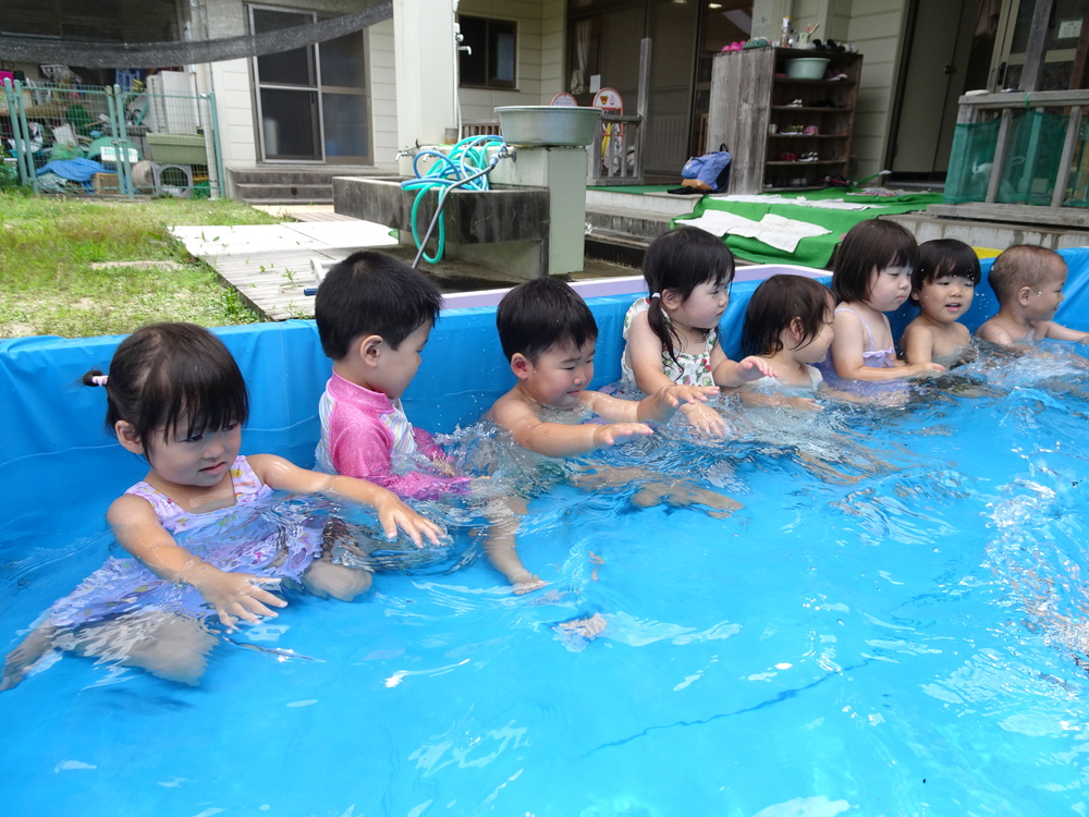 プールで遊ぶ子ども (3)