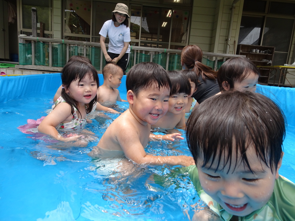 プールで遊ぶ子ども (4)