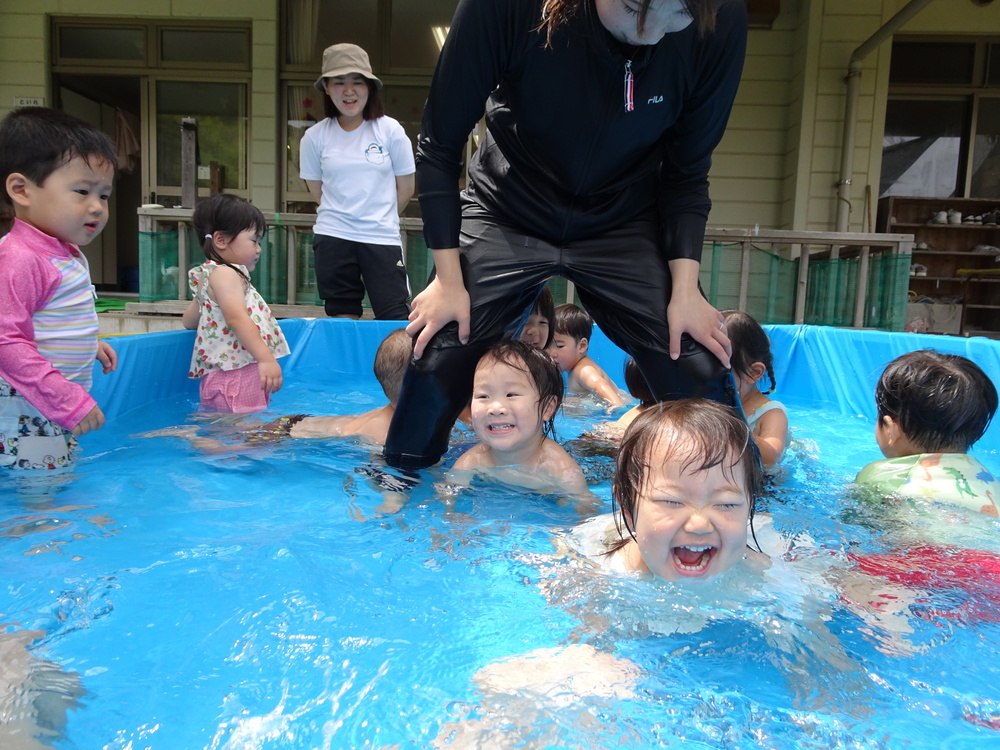 プールで遊ぶ子ども (6)