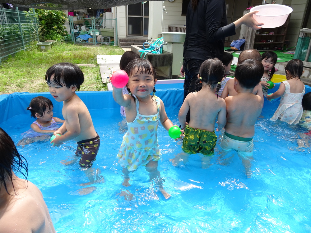プールで遊ぶ子ども (7)