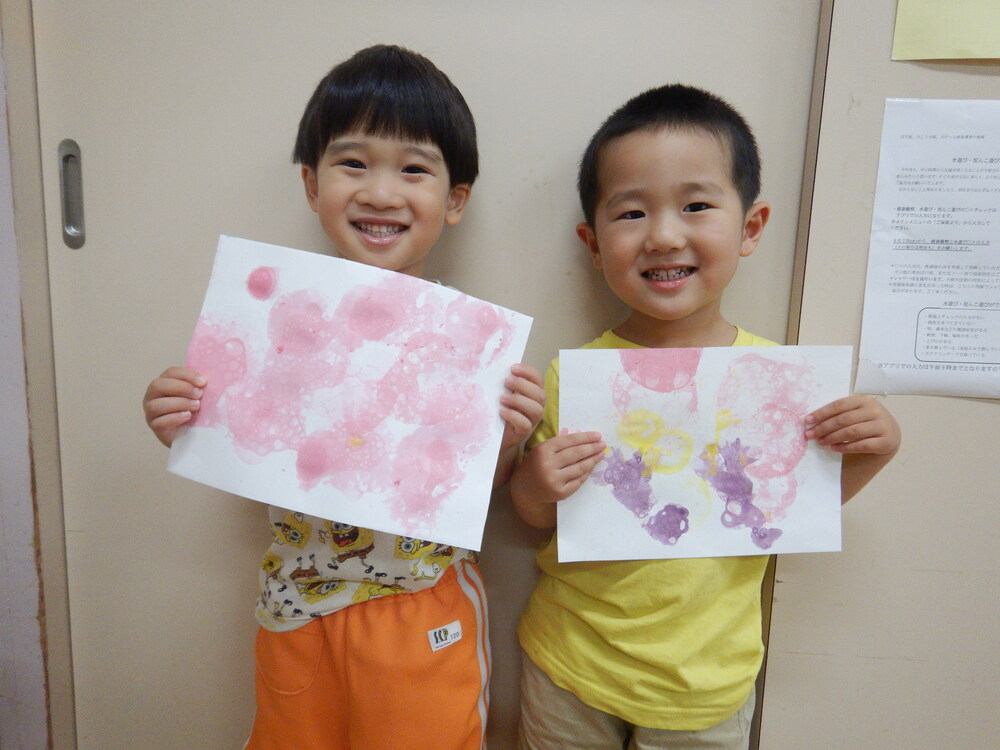完成したものを見せている子どもたち
