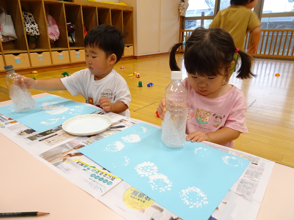 製作をする子ども